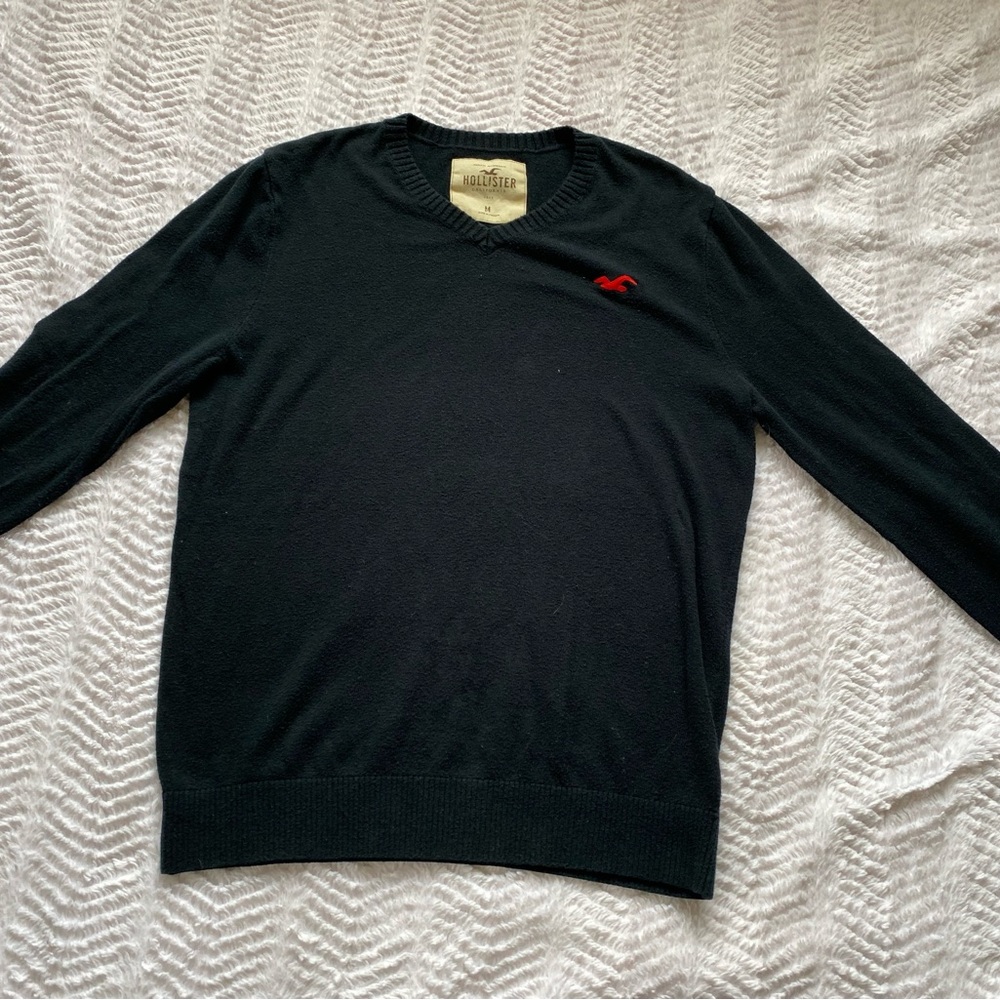 Hollister Men's Black V-Neck Sweater